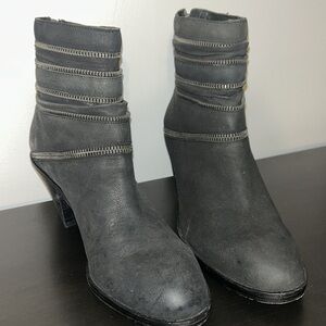 Eileen Fisher Zippered Design Heeled Boots 9 EUC Zips in back. Distressed Black